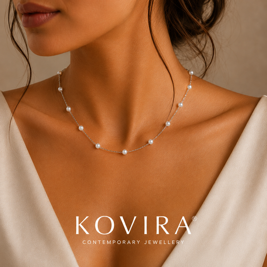 Colar Delicate com Pérolas Prateadas